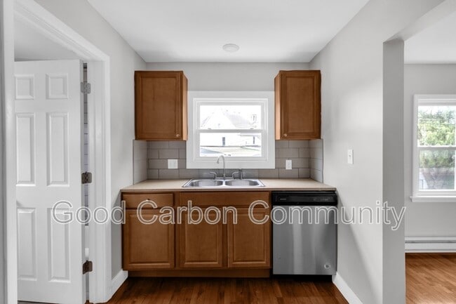 Building Photo - 84 Crane St