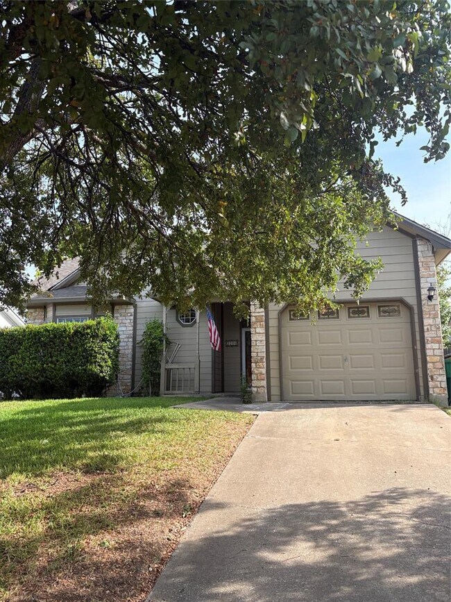 Foto del edificio - 2216 Quiet Wood Dr