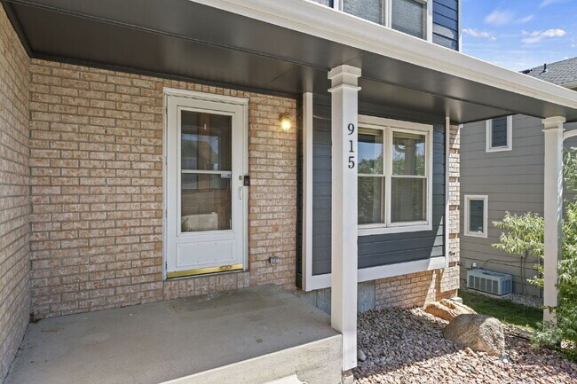 Foto del edificio - Spacious 5-Bedroom Home with Mountain View...