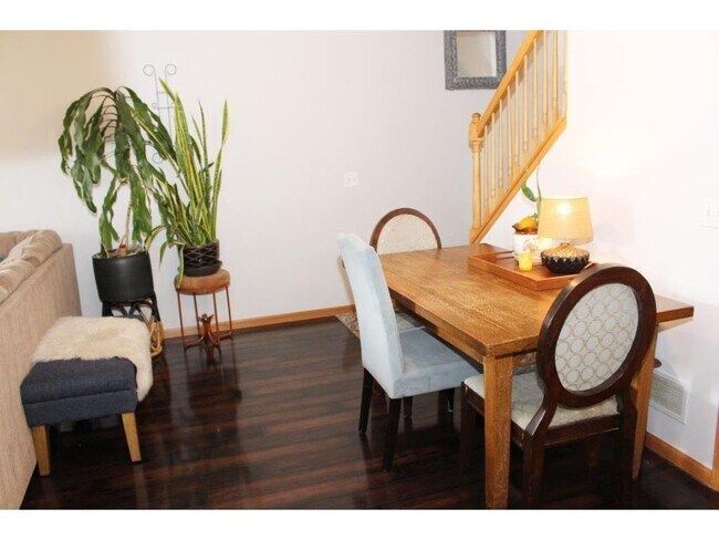 Building Photo - 3 Bed/1.5 Bath Townhome* Great location ne...