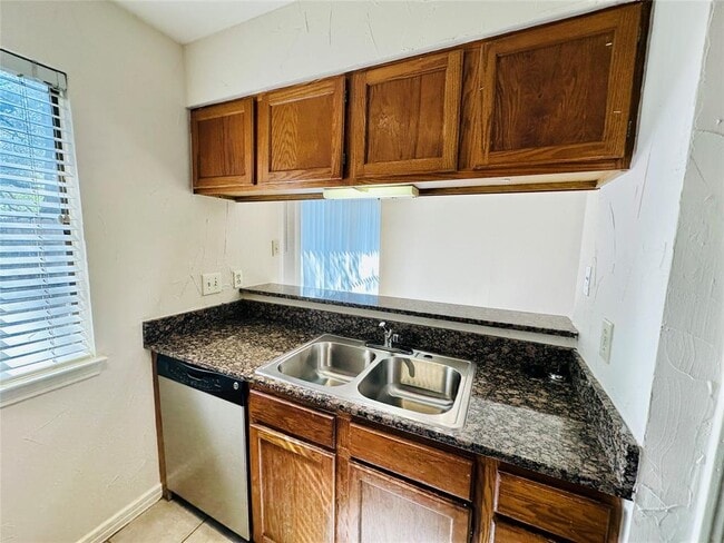 Foto del edificio - 6810 Deatonhill Dr