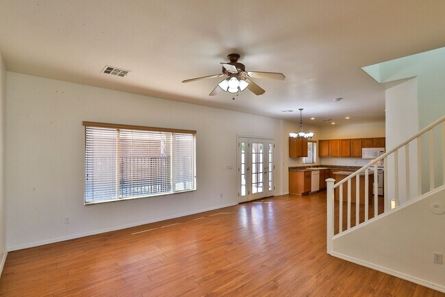 Building Photo - 1071 E Redwood Dr