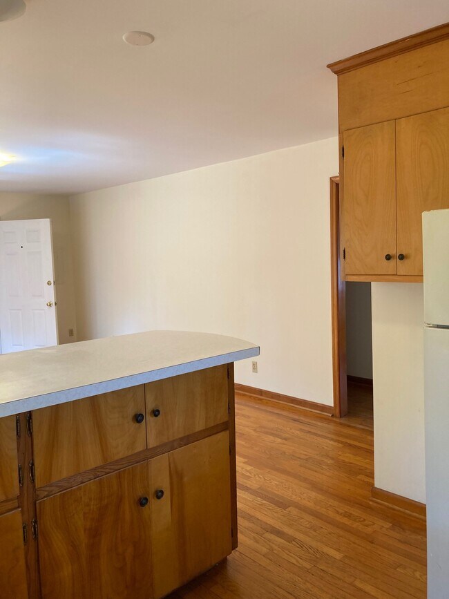Kitchen/living room - 625 Elliott Ave