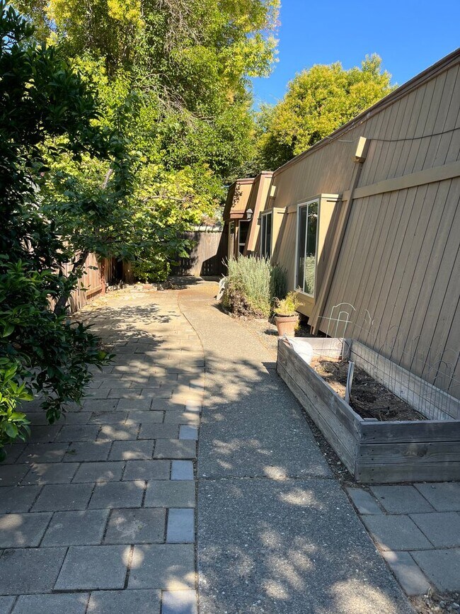 Foto del edificio - 5035-5037 Swingle Drive