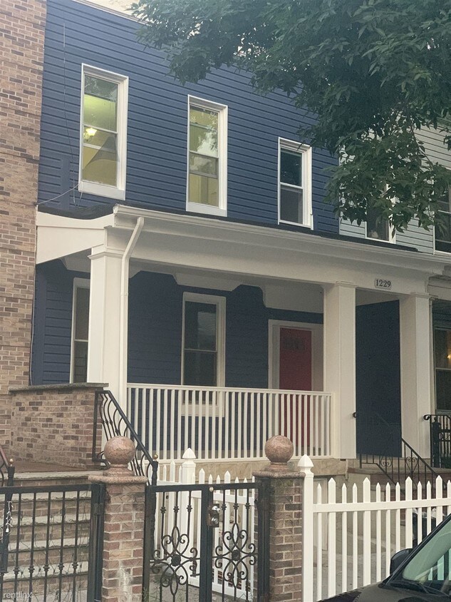 Foto principal - 3 br, 1 bath House - 1229 New York Ave