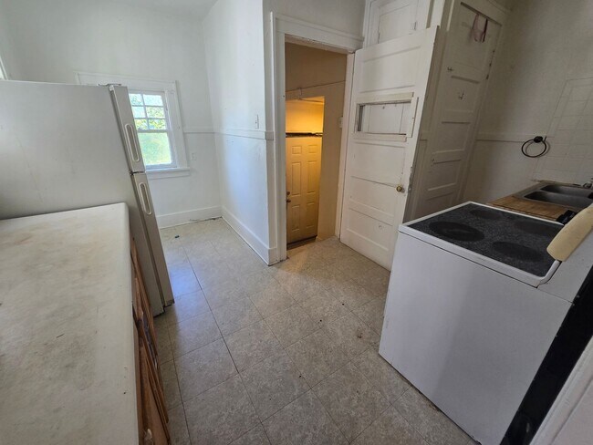 Building Photo - $1200 - 3 Bed 1 Bath Home