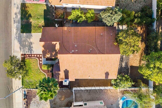 Building Photo - Beautifully Single Story 3 Bed/2 Bath Home...