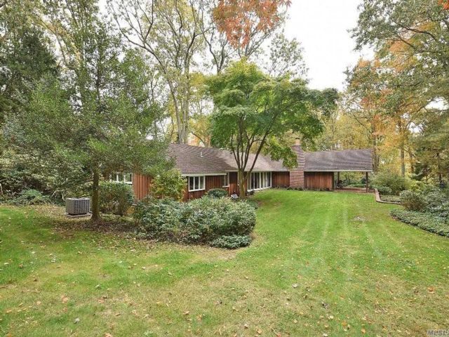 Foto del edificio - 158 Sweet Hollow Rd