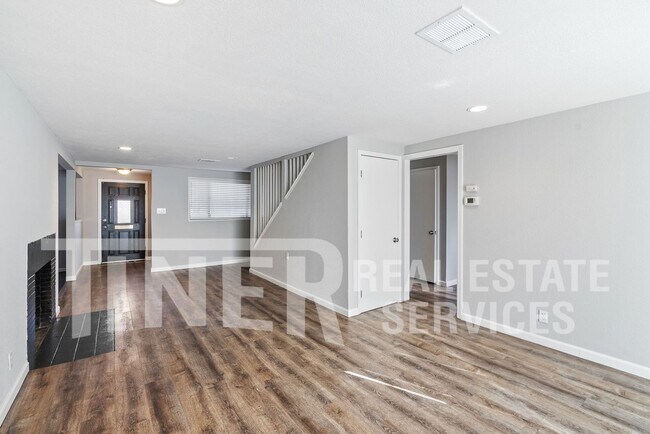 Foto del edificio - STUNNING UPDATED HOME 5 BEDROOM HOME ON CO...