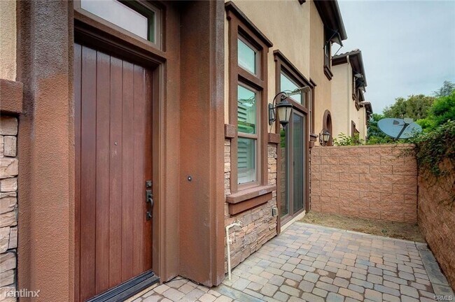 Foto del edificio - 656 W Huntington Dr