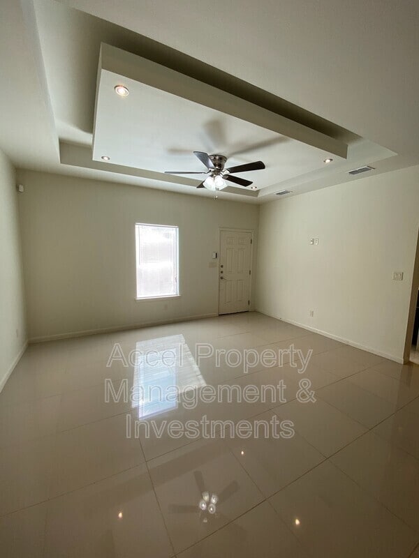 Building Photo - 1715 W Smith Dr