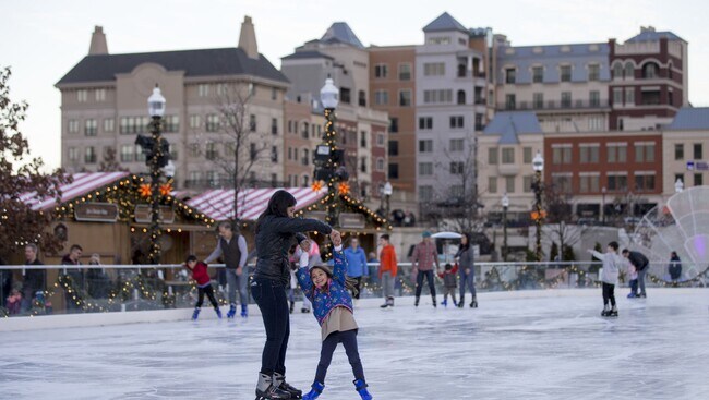 Patinaje sobre hielo al aire libre y mercado navideño - 235 3rd Ave NE