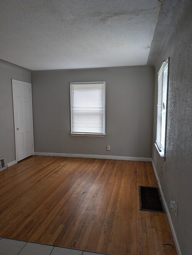 Building Photo - 12084 Vaughan St