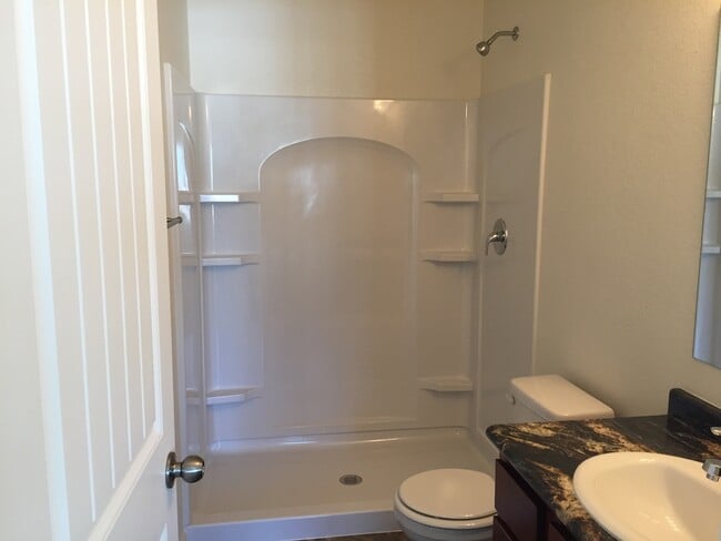 Building Photo - 4 BEDROOM, 3.5 BATHROOM SADDLE RIDGE TOWNH...
