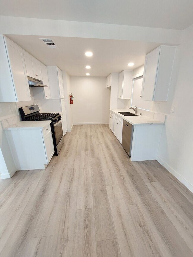 Foto del edificio - 327-331 N. Ynez Ave