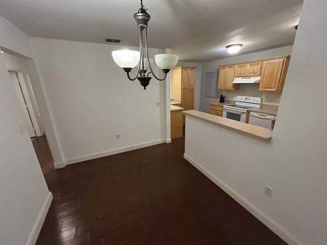 Foto del edificio - 1307 Honeytree Ln W