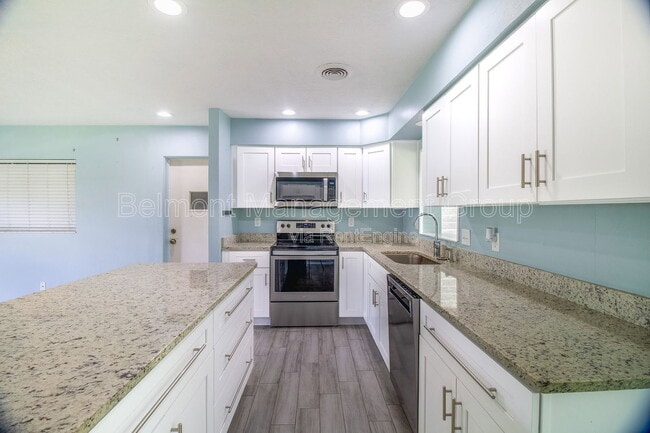 Foto del edificio - 1868 Lake Spier Dr