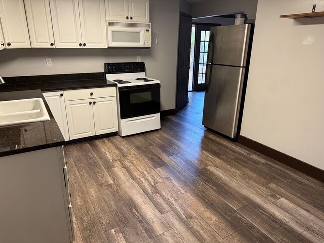 Building Photo - MOVE IN READY!