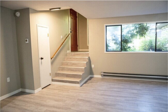 Building Photo - 1A Crown 4 Plex