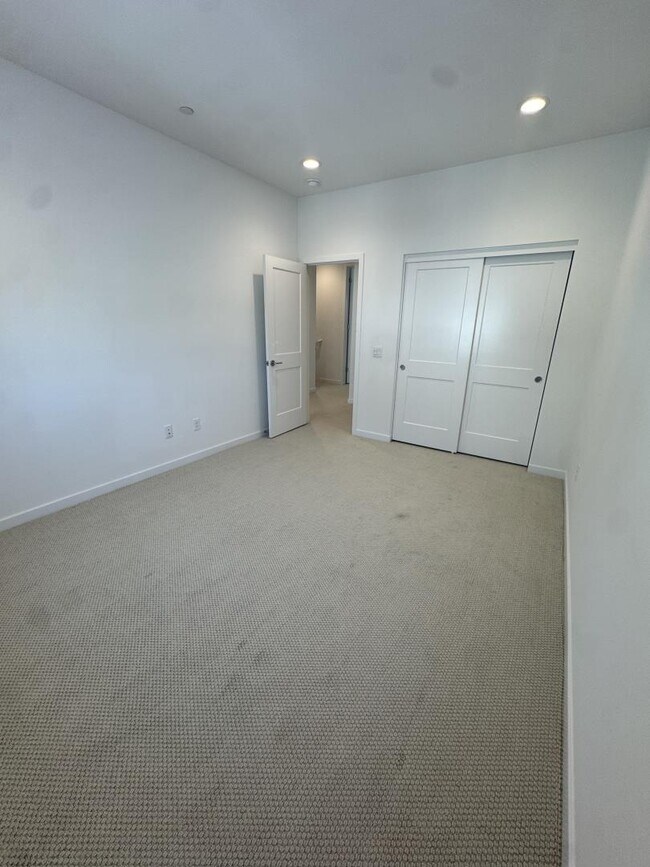 Building Photo - 220 Babson Ct