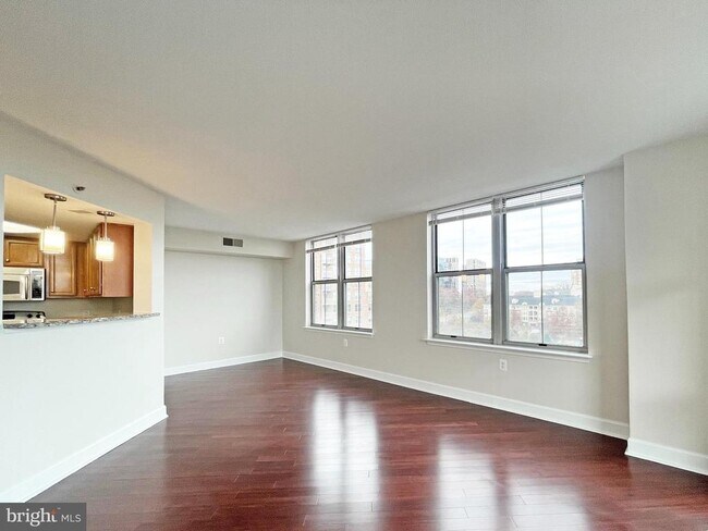 Foto del edificio - 11800 Sunset Hills Rd