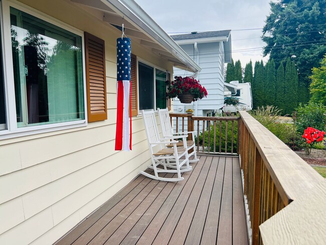 Building Photo - Beautiful yard, 3 bedroom 1 bath rambler i...
