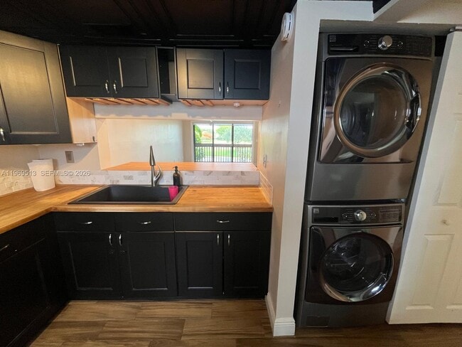 Building Photo - 271 W Park Dr