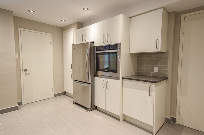 Building Photo - 3495 Rue de la Montagne