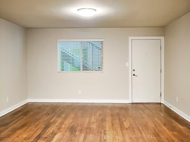 Foto del edificio - 880 N Highland Ave NE