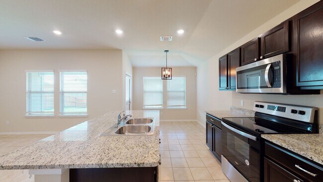 Building Photo - Amazing 3 bedroom, 2 bath, 2 car garage cl...