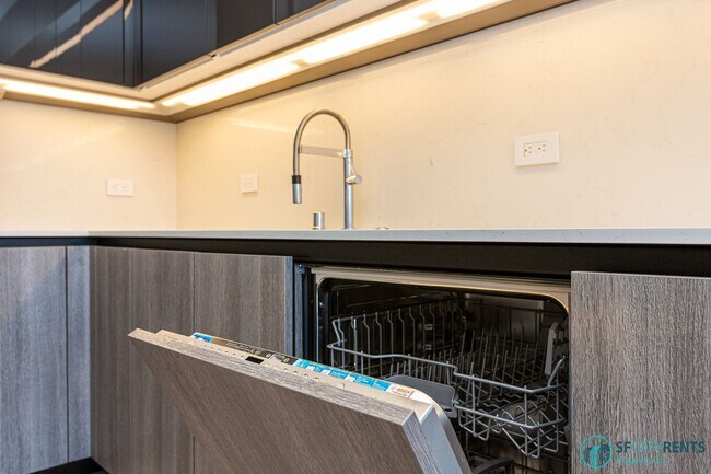 Building Photo - Rincon Hill: Bright & Spacious Condo w/ A/...