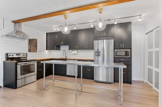 Building Photo - 850 W Moorhead Cir