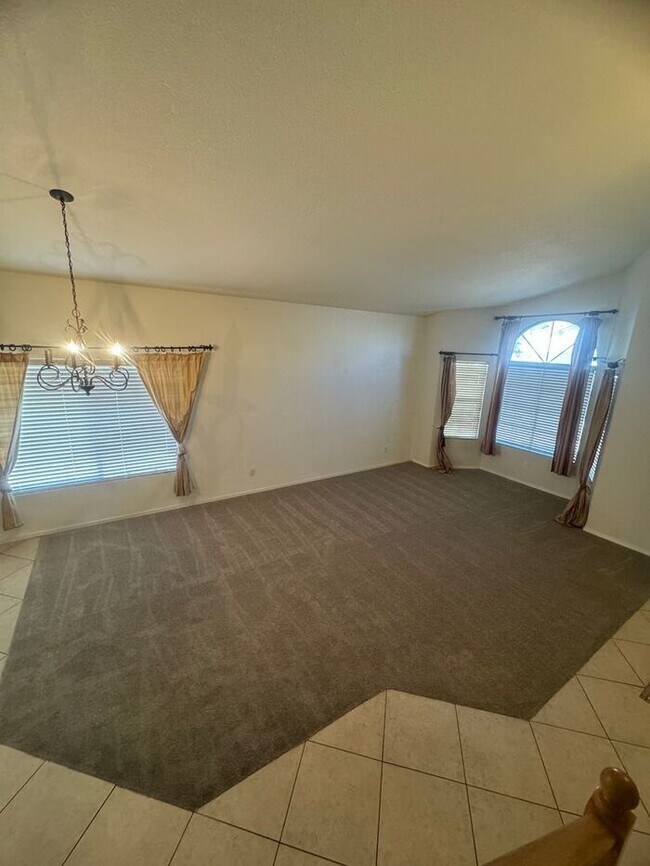 Foto del edificio - Spacious 4 bedroom with an office and pool