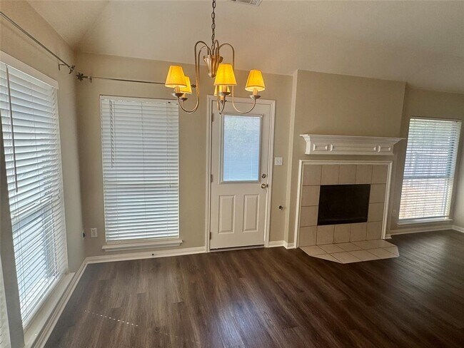 Foto del edificio - 3617 Roller Crossing