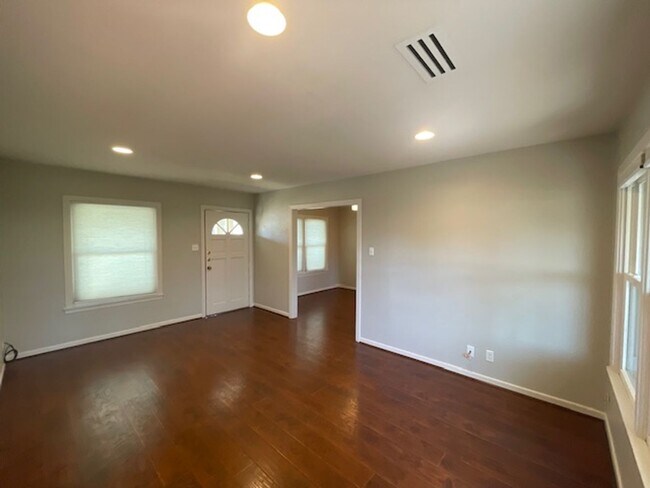 Foto del edificio - Beautiful 2 Bed / 1 Bath Home – Prime Location