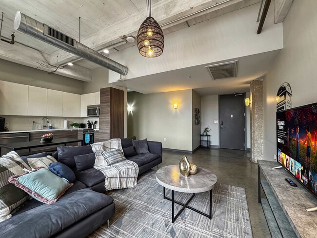 Building Photo - 555 Evergreen St