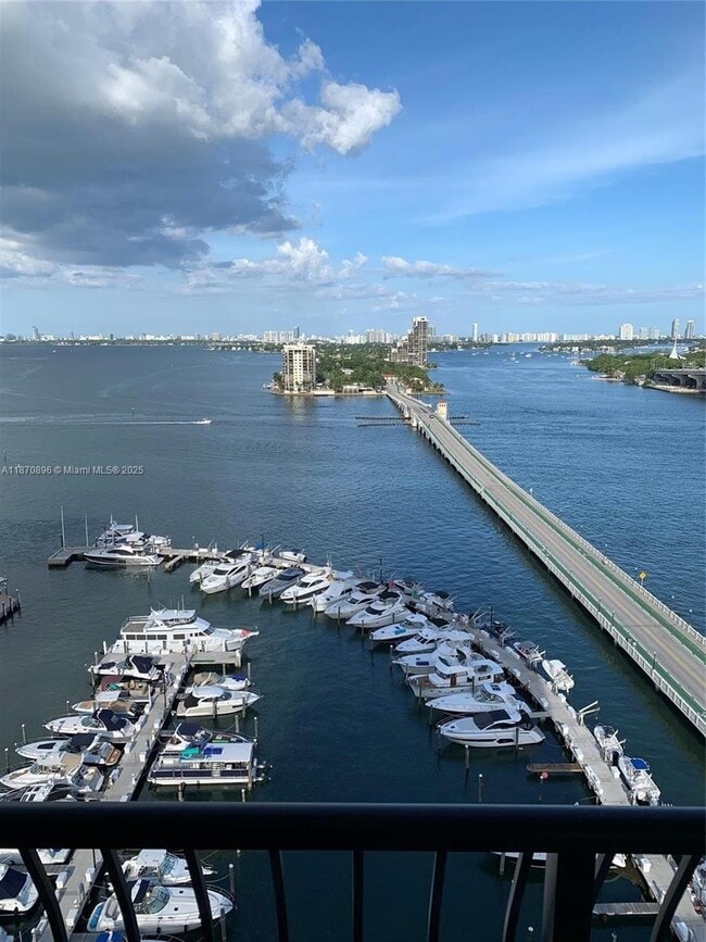 Foto del edificio - 555 NE 15th St