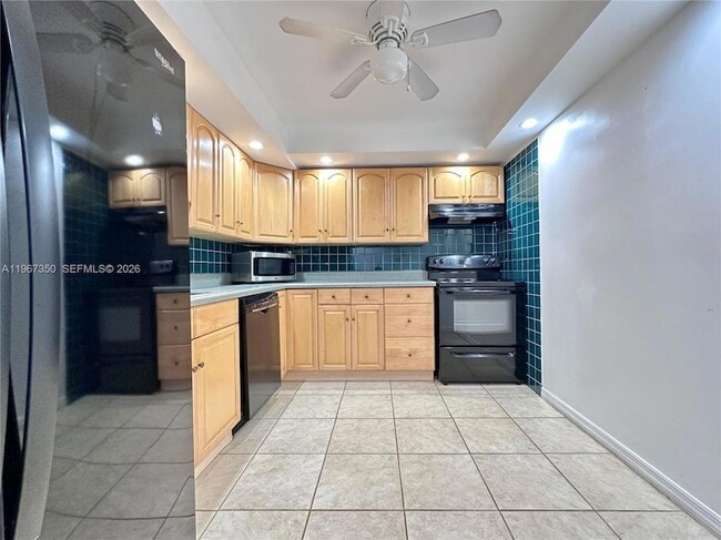Building Photo - 800 Parkview Dr