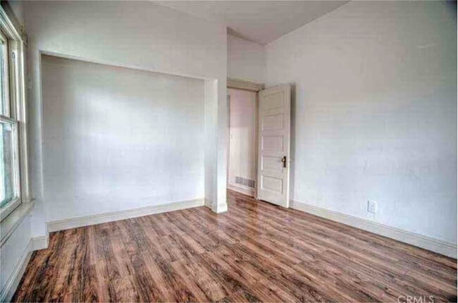 Building Photo - 335 W 20th St