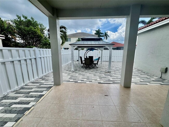 Foto del edificio - 912 Tanglewood Cir