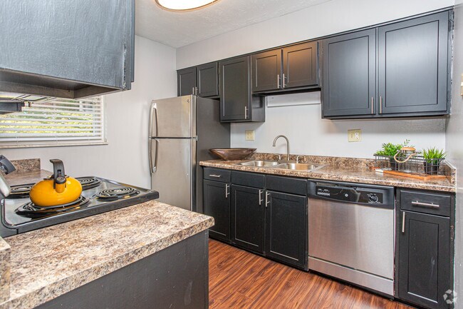 2BR, 1BA - 950 SF - Kitchen - Lexington Square