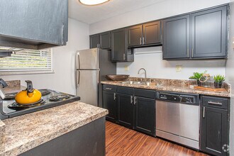 2BR, 1BA - 950 SF - Kitchen - Lexington Square