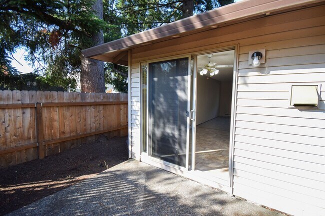 Building Photo - Single Level 2-Bedroom Apartment in the Mo...