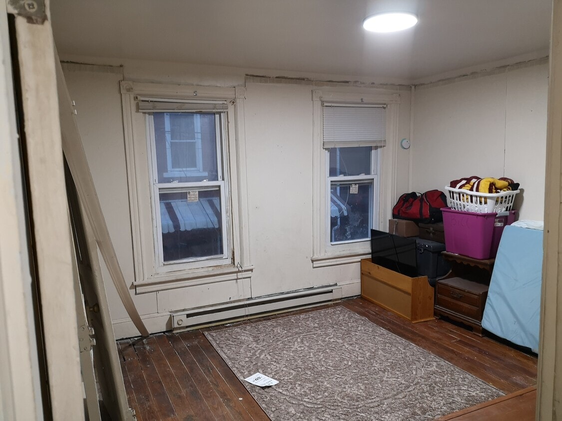Building Photo - 827 Laufer St