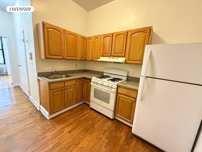 Foto del edificio - 424 E 83rd St