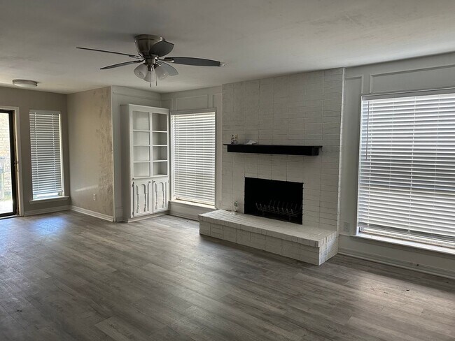 Foto del edificio - 621-621 Kings Mountain Dr