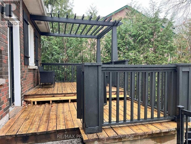 Building Photo - 115 Raglan St