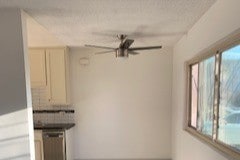 dining area - 836 E Grand Ave