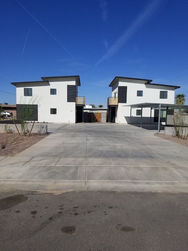 Building Photo - FANTASTIC FIRST FLOOR 2 BEDROOMS AND 1 BATHROOM PLUS PRIVATE BACKYARD
