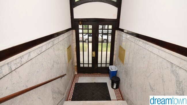 Foto del edificio - 6536 N Glenwood Ave